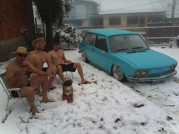 Горячие бразильские парни. Снежный циклон — ещё не повод прерывать свой пикник зима, мир, снег, юмор