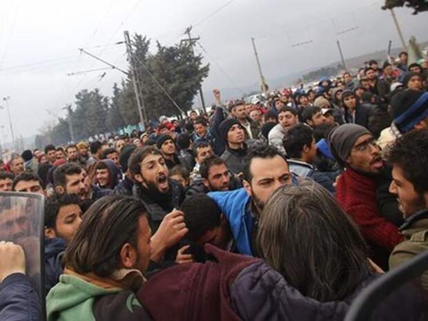 «Шлюз Эрдогана» открыт: тысячи сирийских беженцев атакуют границы Греции