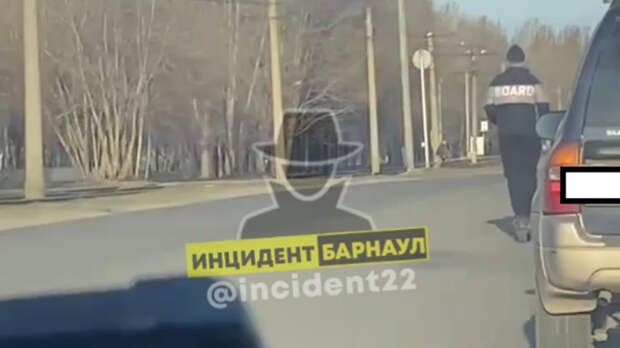 Самокатчика, катающегося на середине дороги, заметили в Барнауле