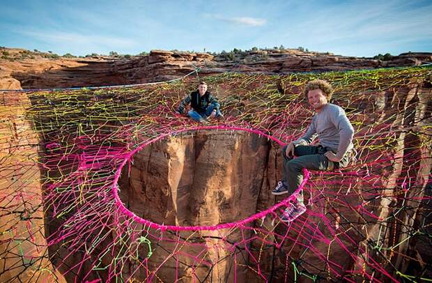 Экстремалы Moab Monkeys связали паутину из тросов. Экстремалы Moab Monkeys связали паутину из тросов.