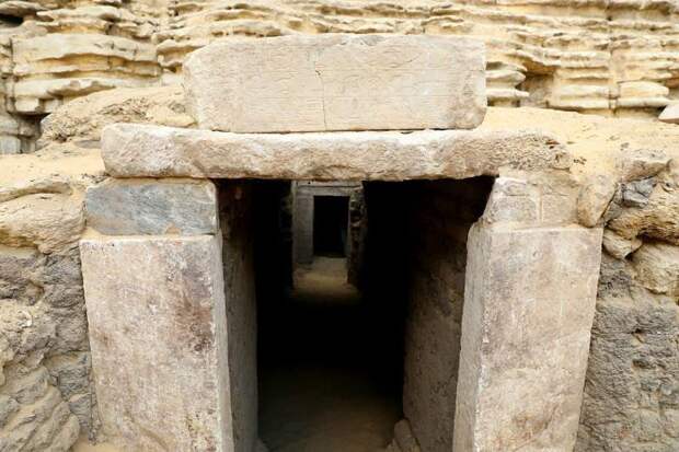 Саккара была некрополем Мемфиса - столицы Древнего Царства Египт, в мире, гробницы, кошки, мумия, находка, пирамиды