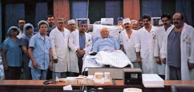 Борис Ельцин в больнице с бригадой врачей-кардиологов после операции на сердце, сделанной ему после напряженной президентской кампании 1996 года. история, люди, фото