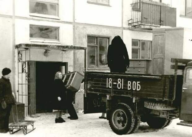 1962 год, СССР, «Переезд на новую квартиру». Фотография В. Петрова, г. Череповец