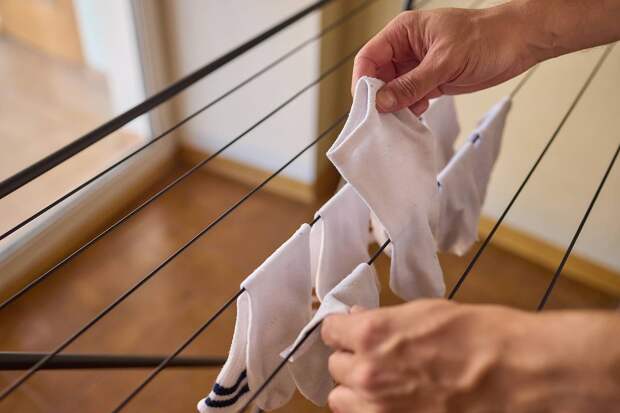 Назван простой способ вернуть белизну носкам