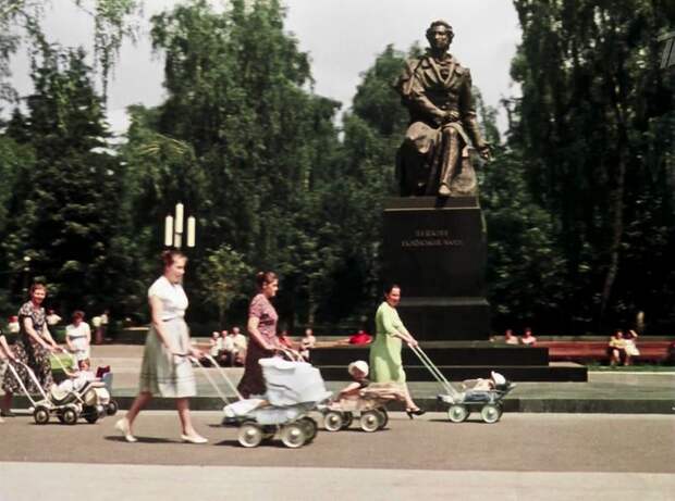 Проезжаем мимо парка имени А. С. Пушкина, он находится неподалеку от киностудии им. А. Довженко, кстати СССР, кино, королева бензокалонки