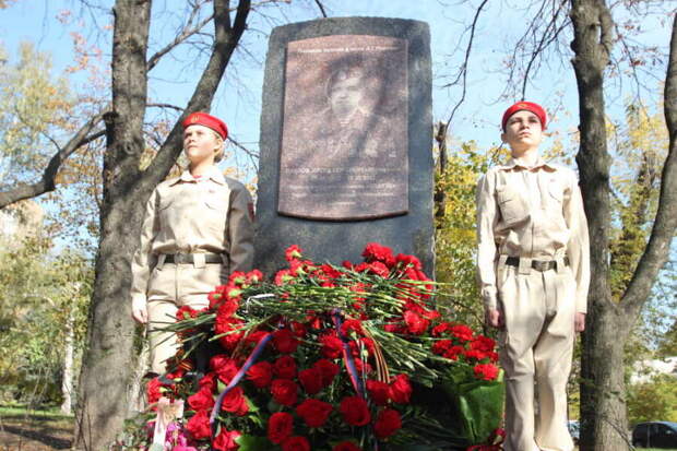 В Донецке установили памятник герою ДНР Арсену Павлову «Мотороле»