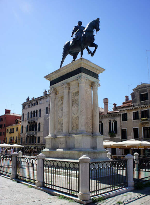 Памятник в Венеции