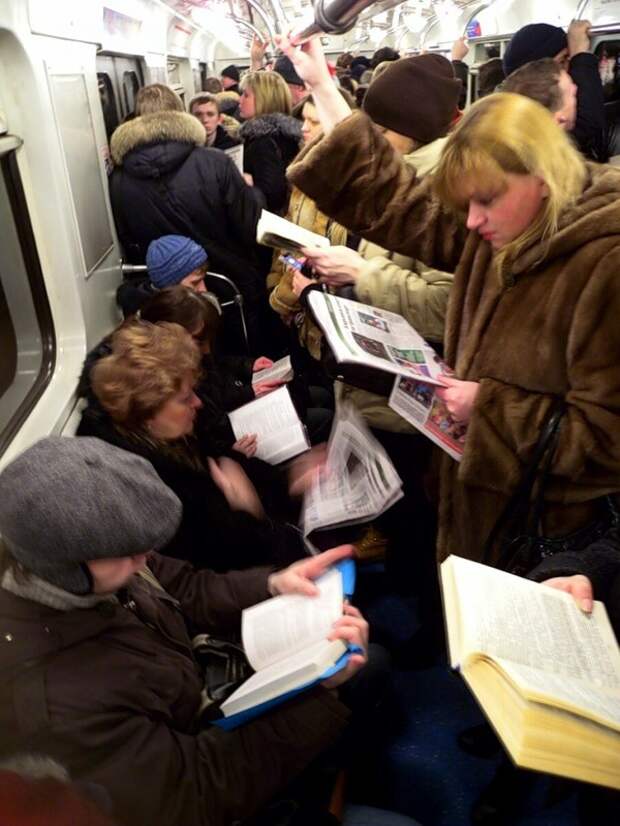 13. И в нашем веке есть место бумажным книгам! в общественном транспорте, книги, люди все еще читают, фото, юмор