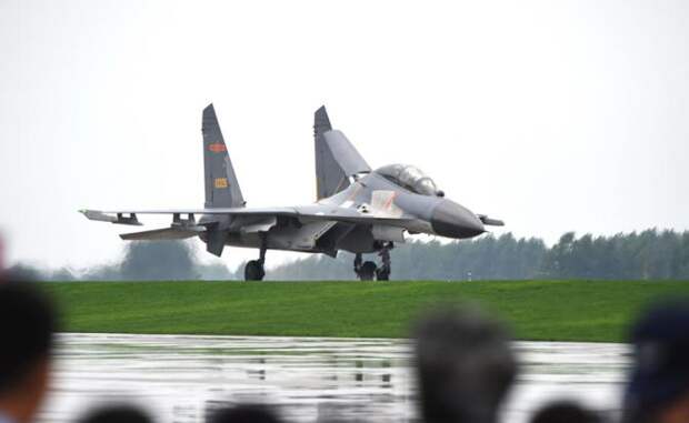 Китайский истребитель J-11B во время Дня Авиации. 2 сентября 2016г