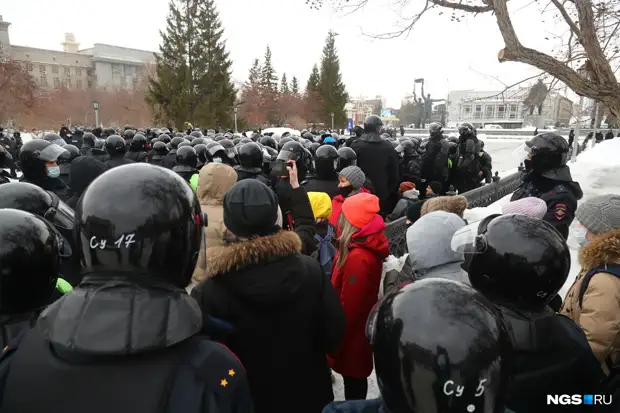 На несогласованной протестной акции в Новосибирске прошли задержания