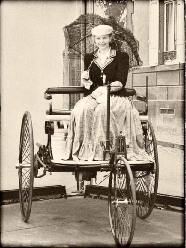 Берта Бенц, жена и деловой партнер автомобильного изобретателя Карла Бенца, в Benz Motorwagen. Германия. 1886 год. история, люди, фото