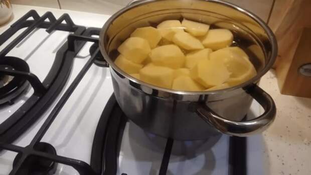 Польский кулинар указал на грубую ошибку, которую почти все допускают при варке картофеля. И подсказал, что в него можно добавить, чтобы сде