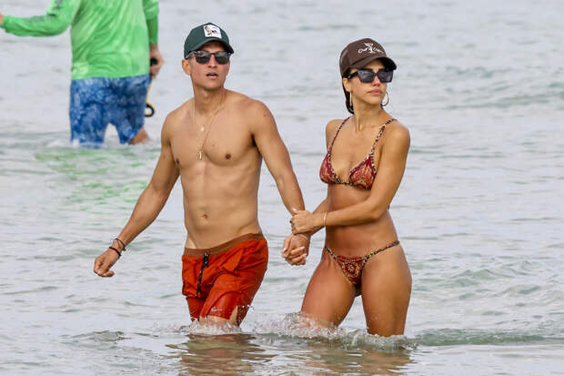 44-летнюю Джессику Альбу в бикини сняли с новым возлюбленным