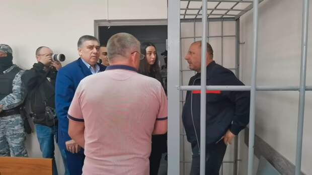 Мазахир Сафаров в зале суда (справа) и глава азербайджанской диаспоры Екатеринбурга Шахин Шихлинский (слева в синем пиджаке)/Фото: Царьград