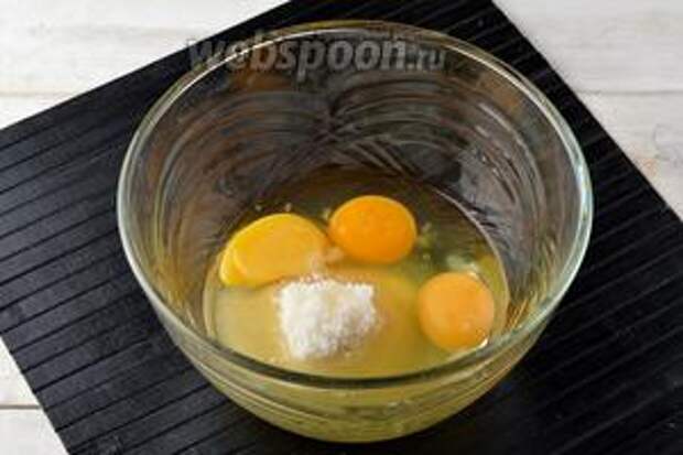 Соединить 80 г сахара, 1 щепотку соли и 3 яйца в посуде с высокими бортиками.