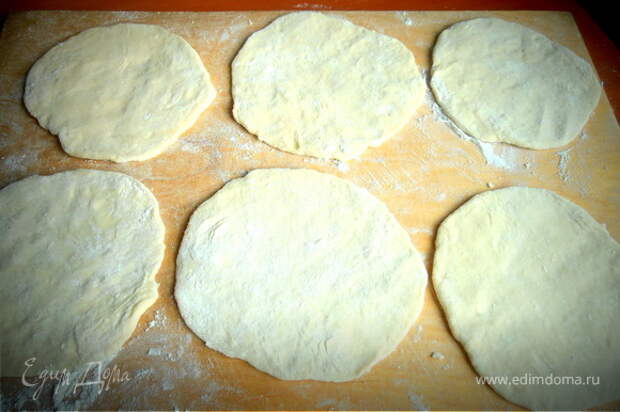 Раскатываем тесто в лепёшки примерно 10 см.