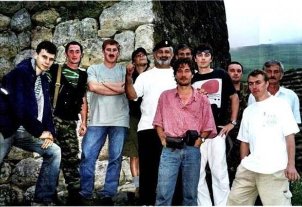 Съемочная группа фильма *Связной*. Северная Осетия, Кармадонское ущелье, 2002 | Фото: doseng.org