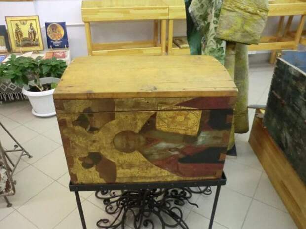 Ящики из икон в музее мэра Екатеринбурга (4 фото)