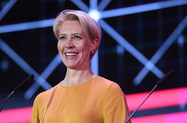 Уехавшая из России Лазарева констатировала превращение в бабушку