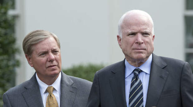 Сенаторы от Республиканской партии США Линдсей Грэм (слева) и Джон Маккейн (справа).