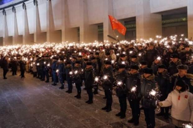 В День воинской славы сотрудники столичного Следственного комитета и курсанты ведомственной академии отдали дань уважения и памяти жителям блокадного Ленинграда