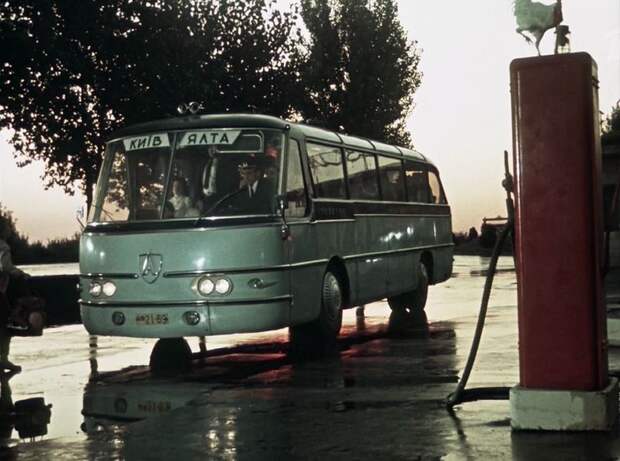 Здесь мы видим даже более интересную машину. Этот автобус серийно никогда не выпускался - ЛАЗ Украина-1.  СССР, кино, королева бензокалонки