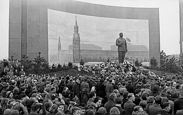 Traur-v-Lejptsige-po-Stalinu-vo-vremya-pohoron-Stalina-v-Moskve.-9-marta-1953.jpg