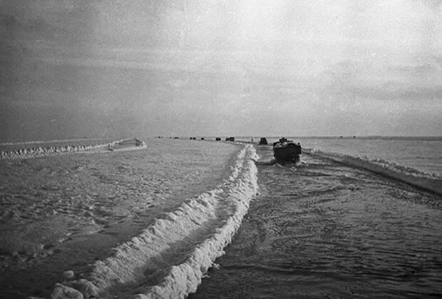 Автомобили движутся по Дороге жизни, апрель 1942 года