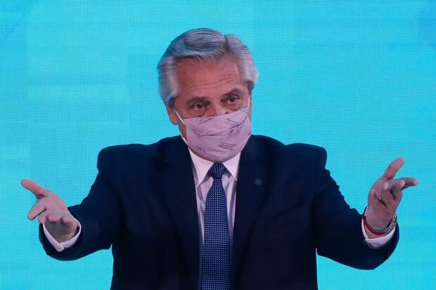 У привитого «Спутником» президента Аргентины подозревают COVID