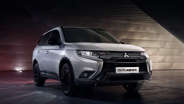 Mitsubishi outlander. Главное новшество — распространение «тьмы» на панели крыши (где уже потемнели рейлинги) и задний спойлер. Чёрными по-прежнему сделаны накладки на решётку и оба бампера, корпуса наружных зеркал, дверные молдинги, 18-дюймовые легкосплавные диски (225/55 R18). Паркетник производится в Калуге.