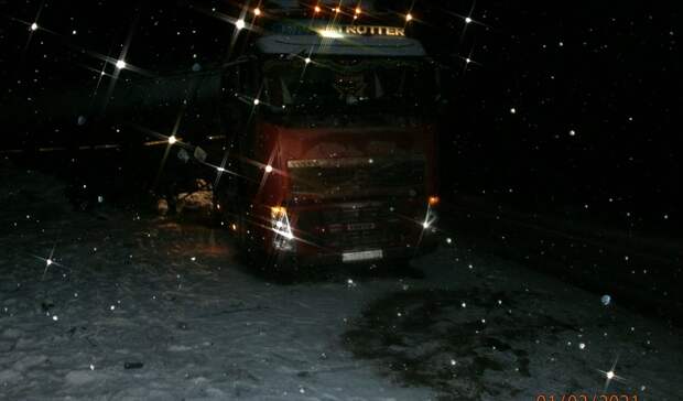 Два грузовика и легковушка столкнулись на заснеженной трассе в Карелии