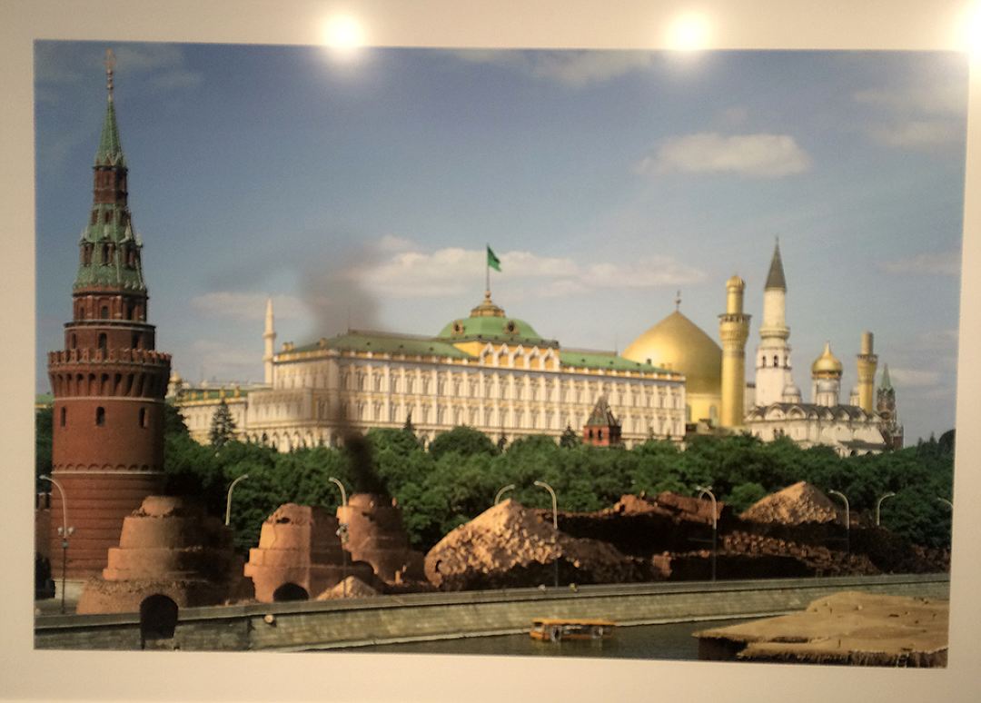 На полотне — разрушенная Кремлёвская стена, исламский флаг над Большим Кремлёвским дворцом, на заднем плане — мечеть Фото: Эдвард ЧЕСНОКОВ
