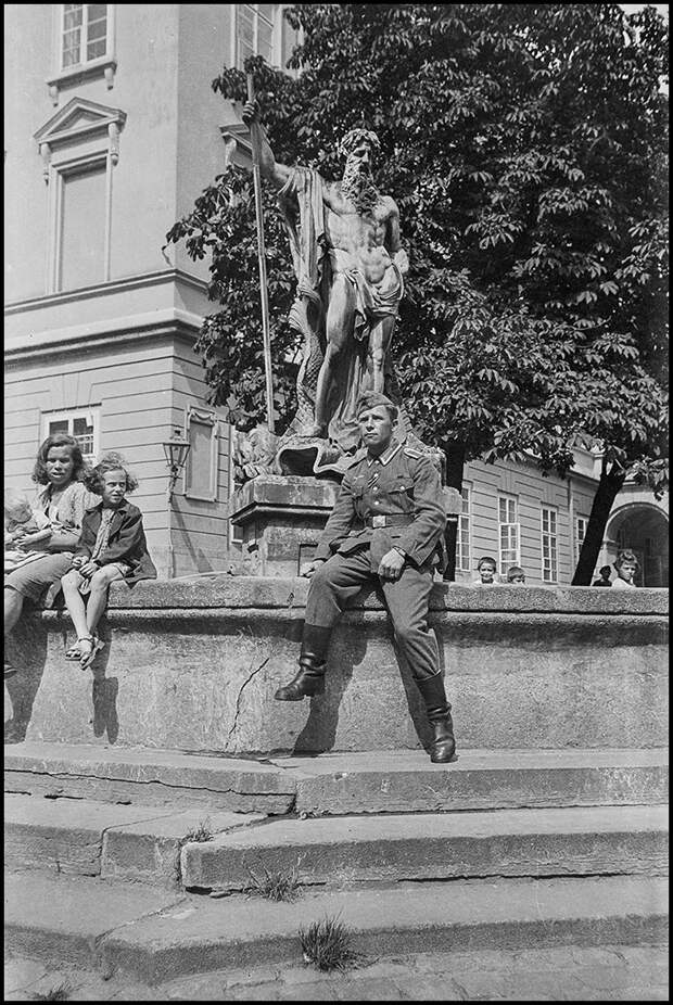 Портрет фотографа возле фонтана со статуей Нептуна на площади Рынок. Лемберг (Львов), Украина, 1941 или 1942 год 