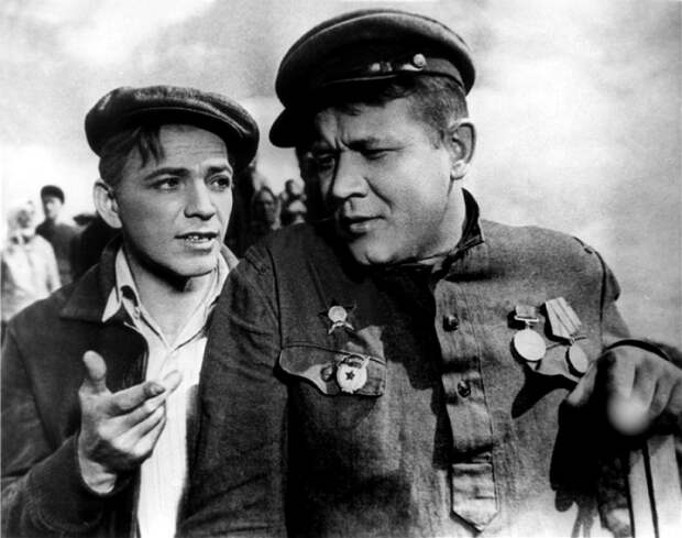 Борис Андреев и Пётр Алейников в фильме «Большая жизнь». / Фото: www.polzam.ru Борис Андреев и Пётр Алейников в фильме «Большая жизнь». / Фото: www.polzam.ru