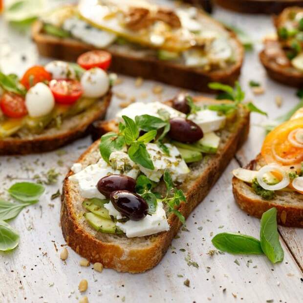 Бутерброды с оливками и брынзой. \ Фото: her.vn.