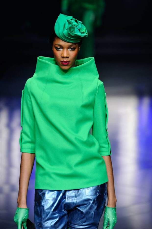 7. Модель демонстрирует наряд от «G-Star» на неделе моды в Нью-Йорке. Во время показа новое лицо компании «G-Star» - актриса Лив Тайлер – сидела в первом ряду. (Stefan Gosatti / Getty Images)