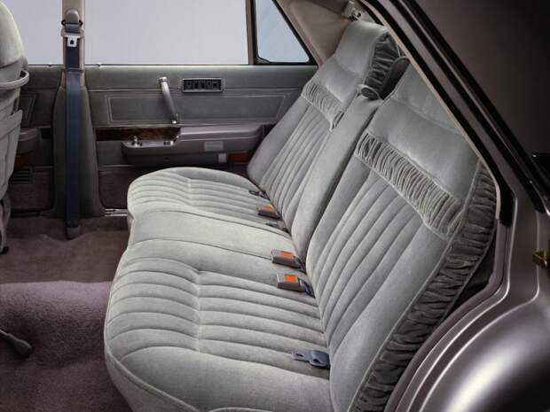 Задний диван седана Nissan President второй генерации (1973-1990 год) велюр, кожанный салон, салон