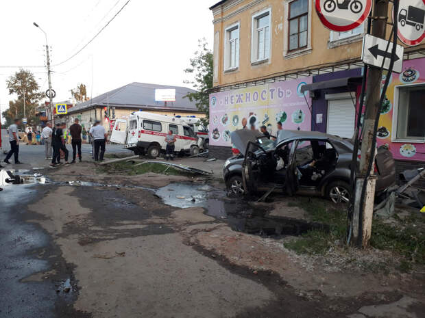 В Тамбовской области 17 июня в городе Моршанске в 19.09 часов вечера на перекрёстке улиц Интернациональная-Ленина произошло ДТП с участием скорой помощи. В результате погибла 35-летняя фельдшер, ещё несколько человек пострадали. Об этом сообщила пресс-служба Госавтоинспекции региона.
