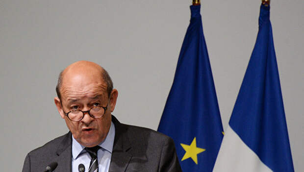 Глава минобороны Франции уснул во время дебатов социалистов
