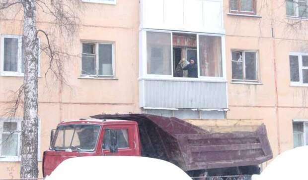 Приставы на «КАМАЗах» принудительно освобождают от мусора квартиру жителя Томска