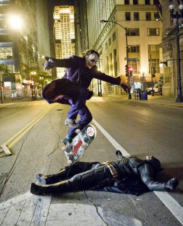 Джокер перескакивает через Бэтмена на скейтборде? вирусное фото, подделка, фейк