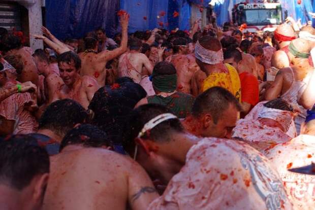 Праздник Tomatina - помидорное безумие (12 фото) Праздник Tomatina - помидорное безумие (12 фото)