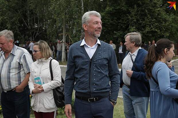 Михаил трое суток ждёт здесь сына. Всех, кто выходит из тюрьмы, он встречает так: - Там вода, еда, сигареты - ребята, берите все, что угодно.