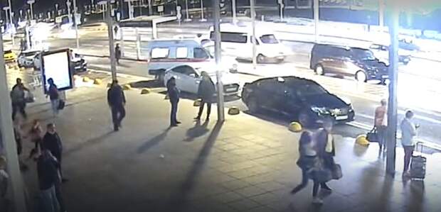 «У него отсутствовал пульс и посинело лицо»: крымские полицейские рассказали, как помогали спасать мужчину в аэропорту Симферополя
