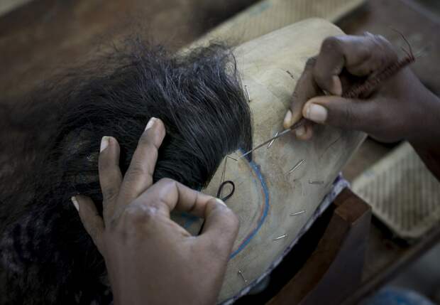Изготовление парика, производство Raj Hair International, Тирутани, Индия, 11 ноября, 2016 год Тирутани, бритые, волосы, религия, храм