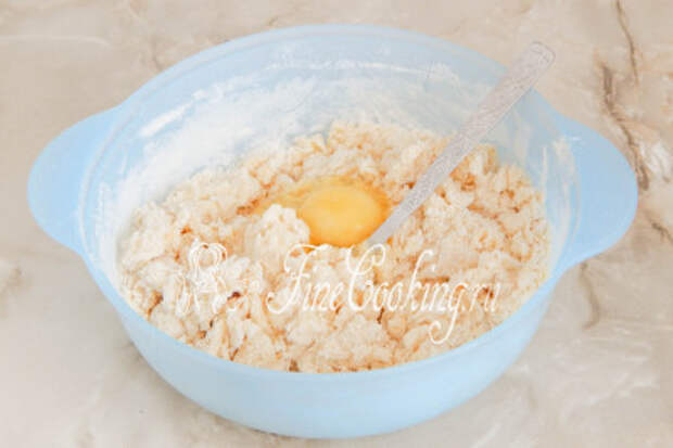 Добавляем одной куриное яйцо среднего размера и соль, все очень тщательно перемешиваем ложкой или руками