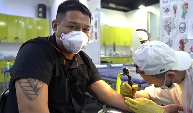 Турист из Германии сделал татуировку с вакциной "Спутник V" 