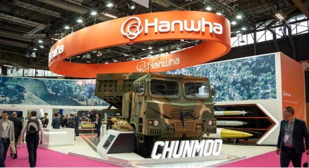 Chunmoo - это современная ракетометная система, которая отличается высокой мобильностью и точностью. Может стрелять различными типами ракет, включая 239-мм крылатые ракеты с дальностью действия до 80 километров.  Благодаря автоматической системе заряжания значительно повышается скорость машины и особенно ее способность быстро исчезать с огневой позиции, что в настоящее время считается одним из важнейших преимуществ современных боевых машин.