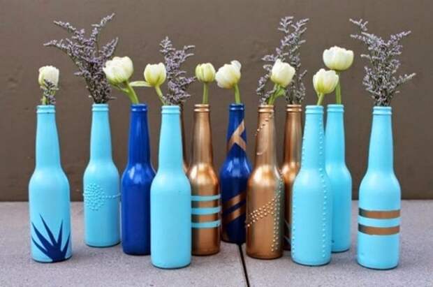 Красивый вариант создать множество мини-ваз своими руками из обычных бутылок.