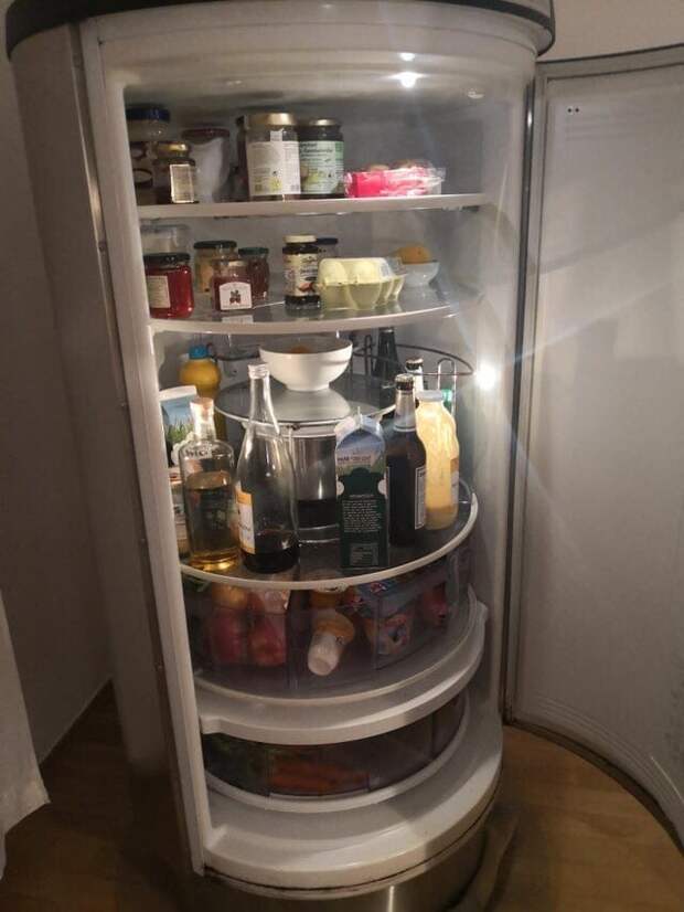 Холодильник с вращающимися полочками помогает легче добраться до любых продуктов